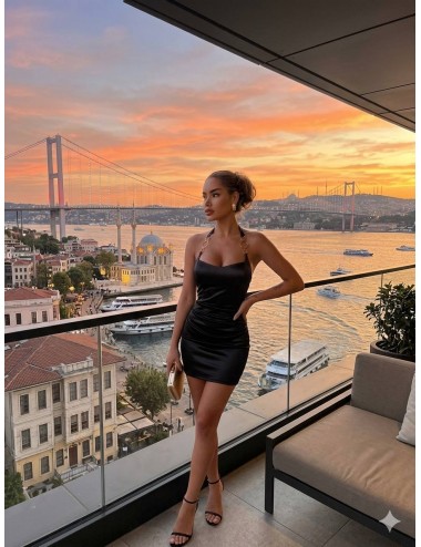  Aksesuarlı Saten Mini Elbise
